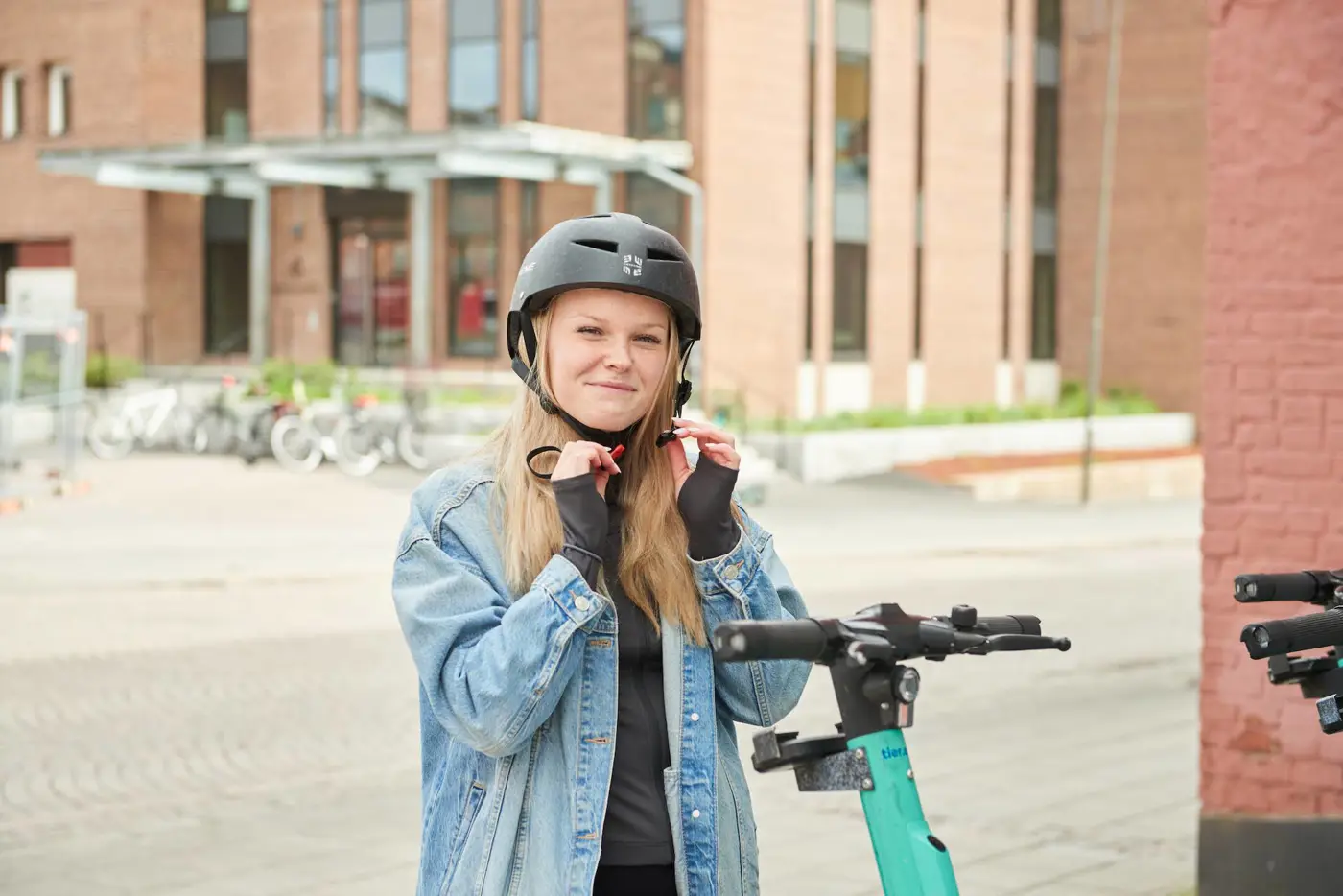 12 Elsparkcykel Hjälm 2