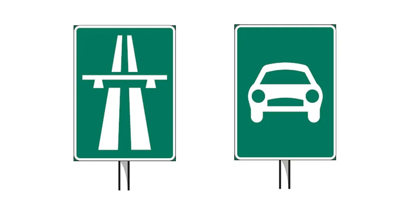Trafikskyltar som visar motorväg och motortrafikled