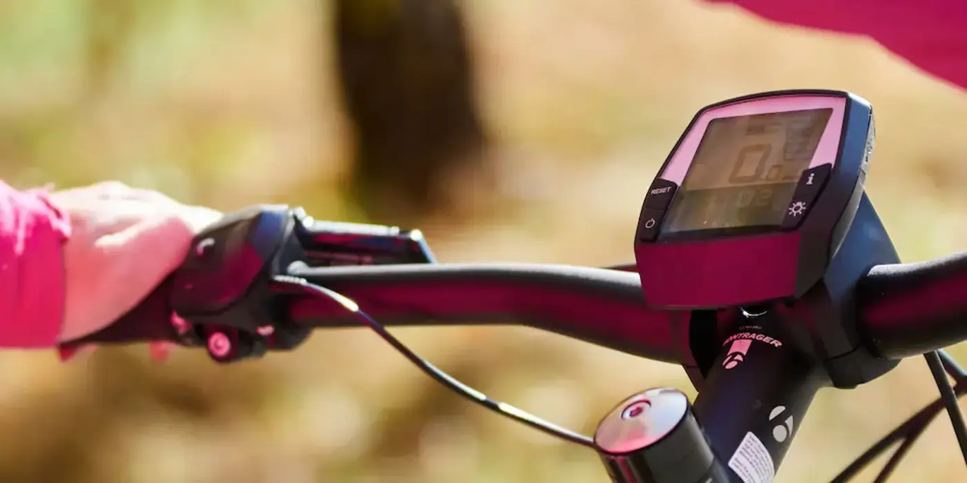 närbild av hastighetsmätare på en motoriserad cykel