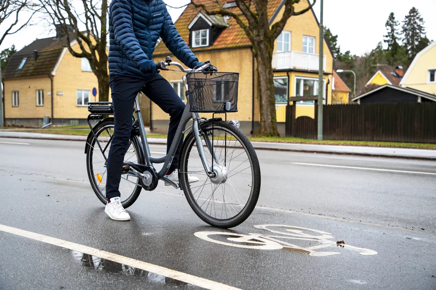 En man cyklar på en cykelbana.