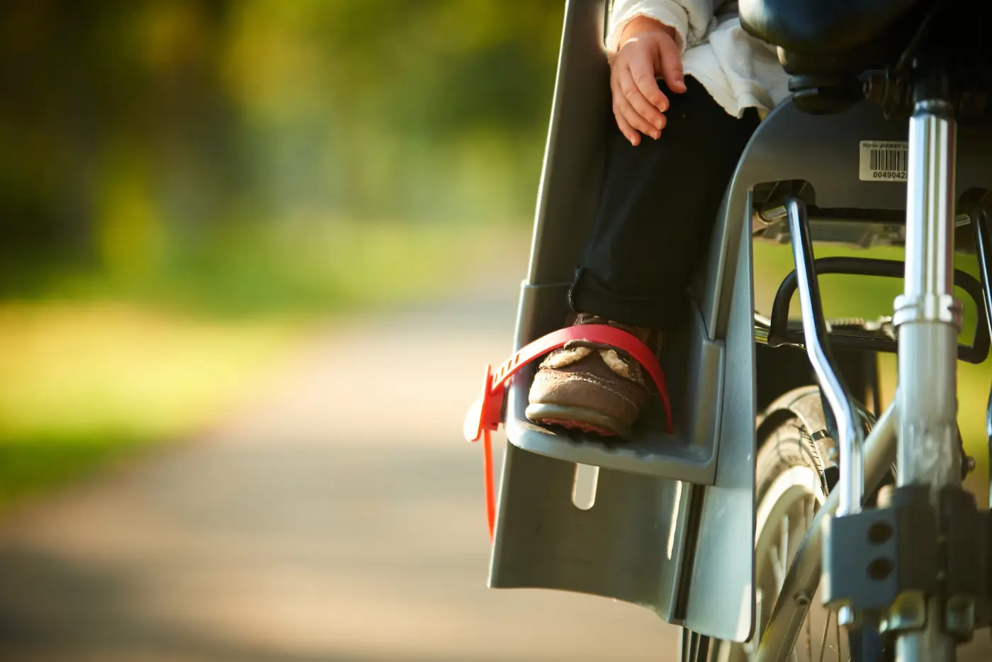 Närbild på en cykelsits där man ser spännet som håller fötterna på plats.