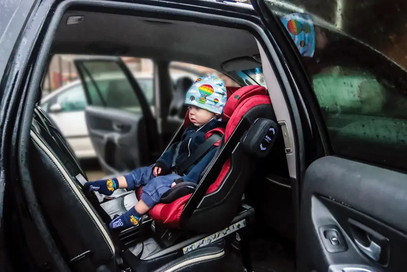 Barn i en bakåtvänd bilbarnstol.