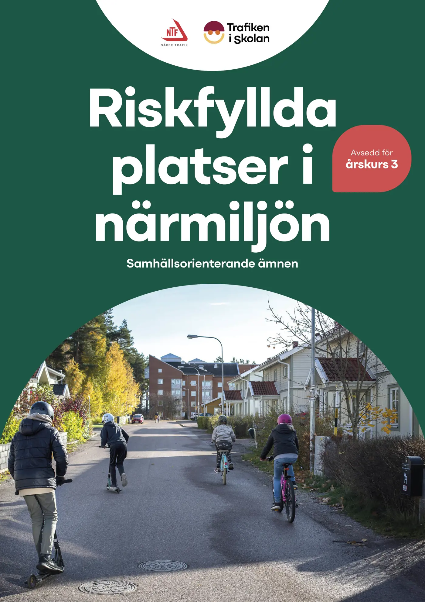 Barn som cyklar och åker sparkcykel i ett radhusområde.