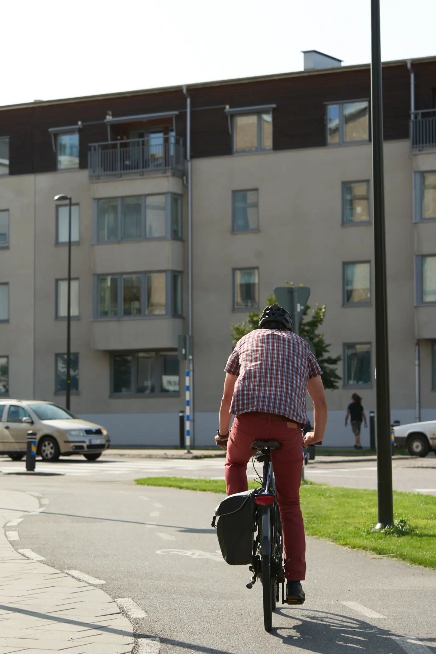 En person cyklar på en cykelbana