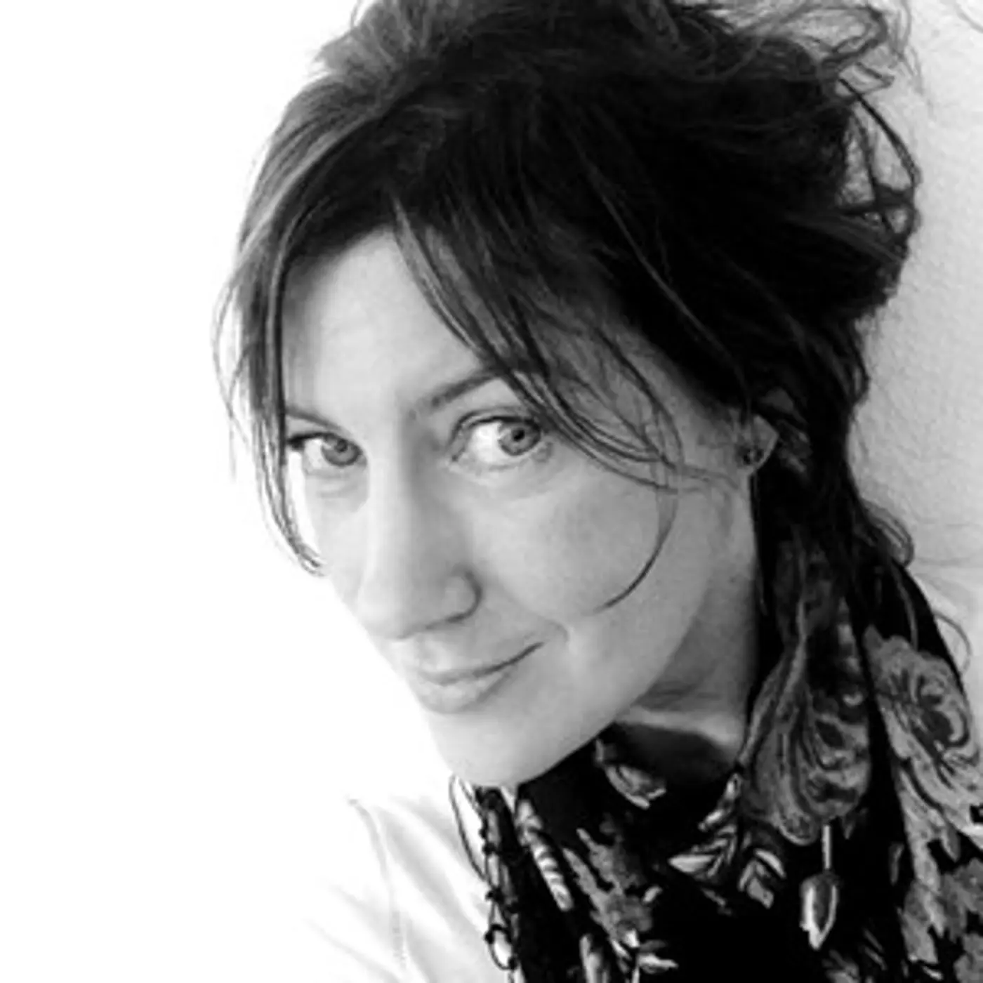 Svartvit porträttbild på en kvinna med uppsatt hår och scarf.