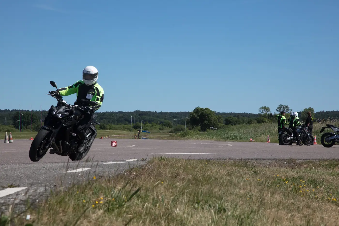 En person kör motorcykel på bana