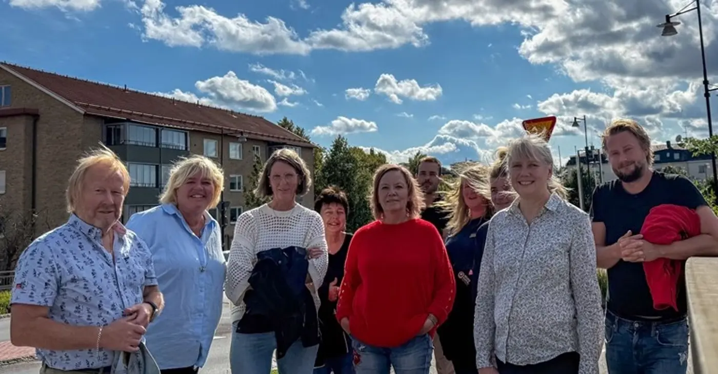 En grupp människor står uppställda utomhus för att bli fotograferade.