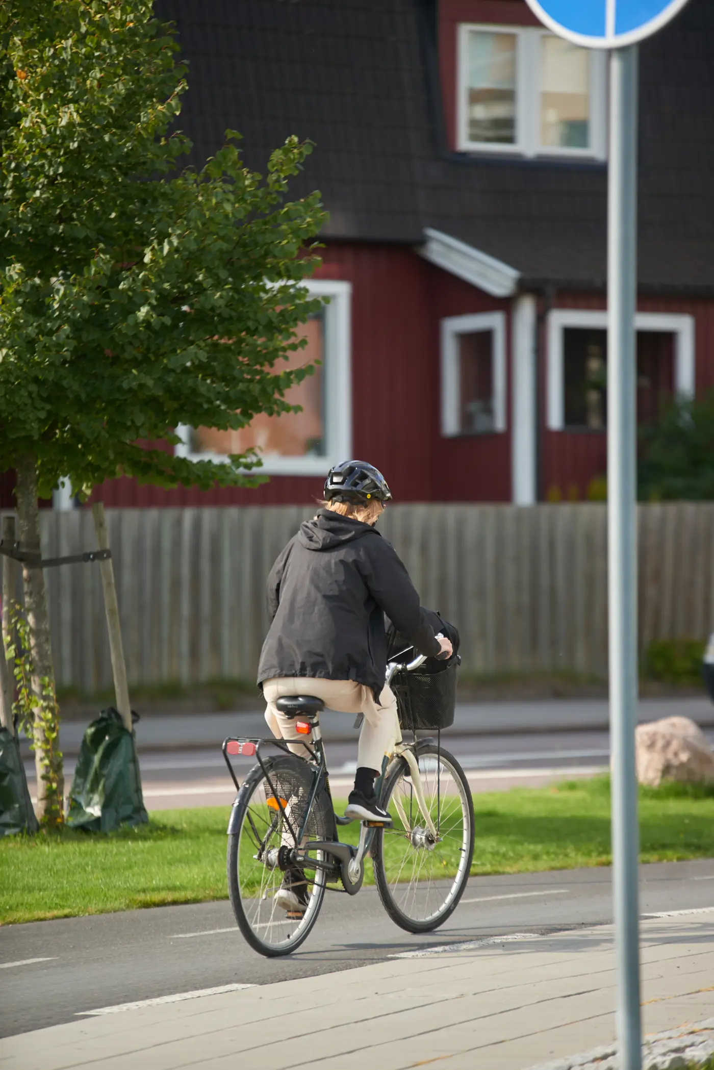 En person cyklar på en cykelbana