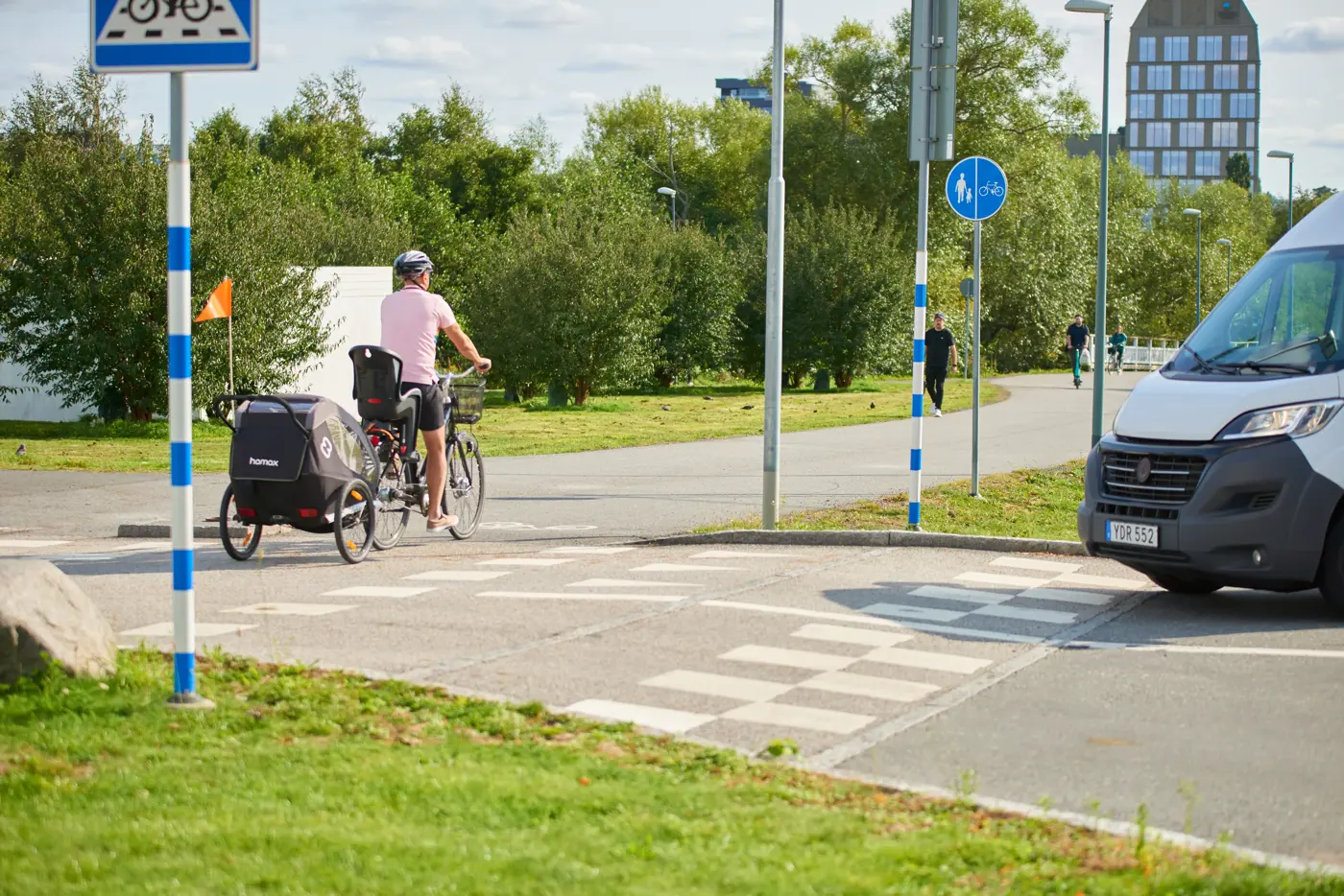 En person cyklar över en cykelöverfart.
