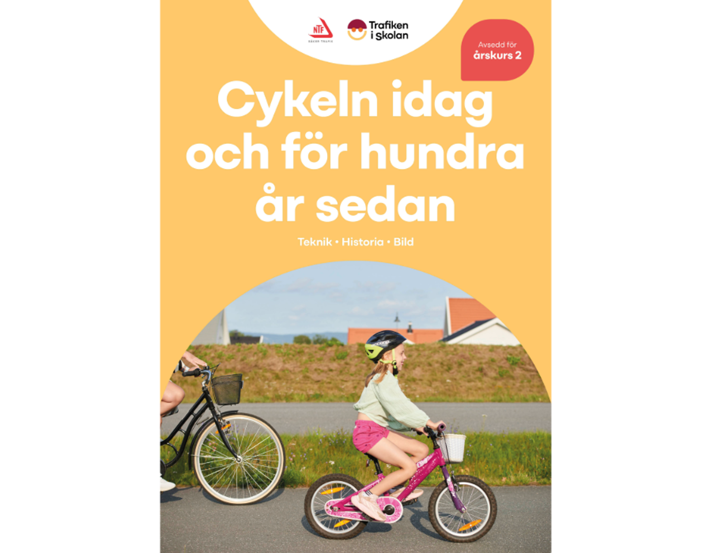 Barn och förälder cyklar på en cykelbana.