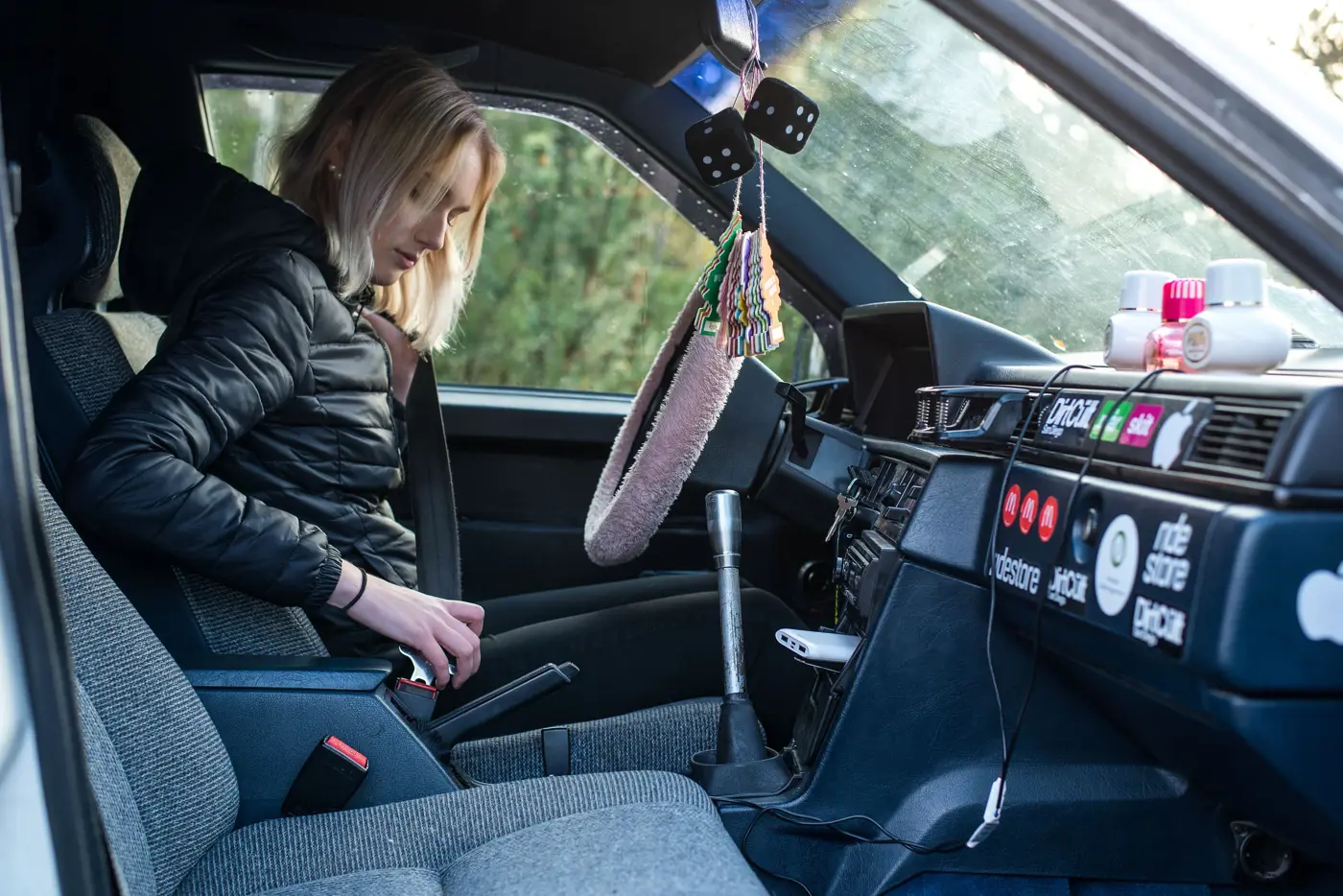 En tonåring sitter i förarsätet på en A-traktor och spänner fast säkerhetsbältet.