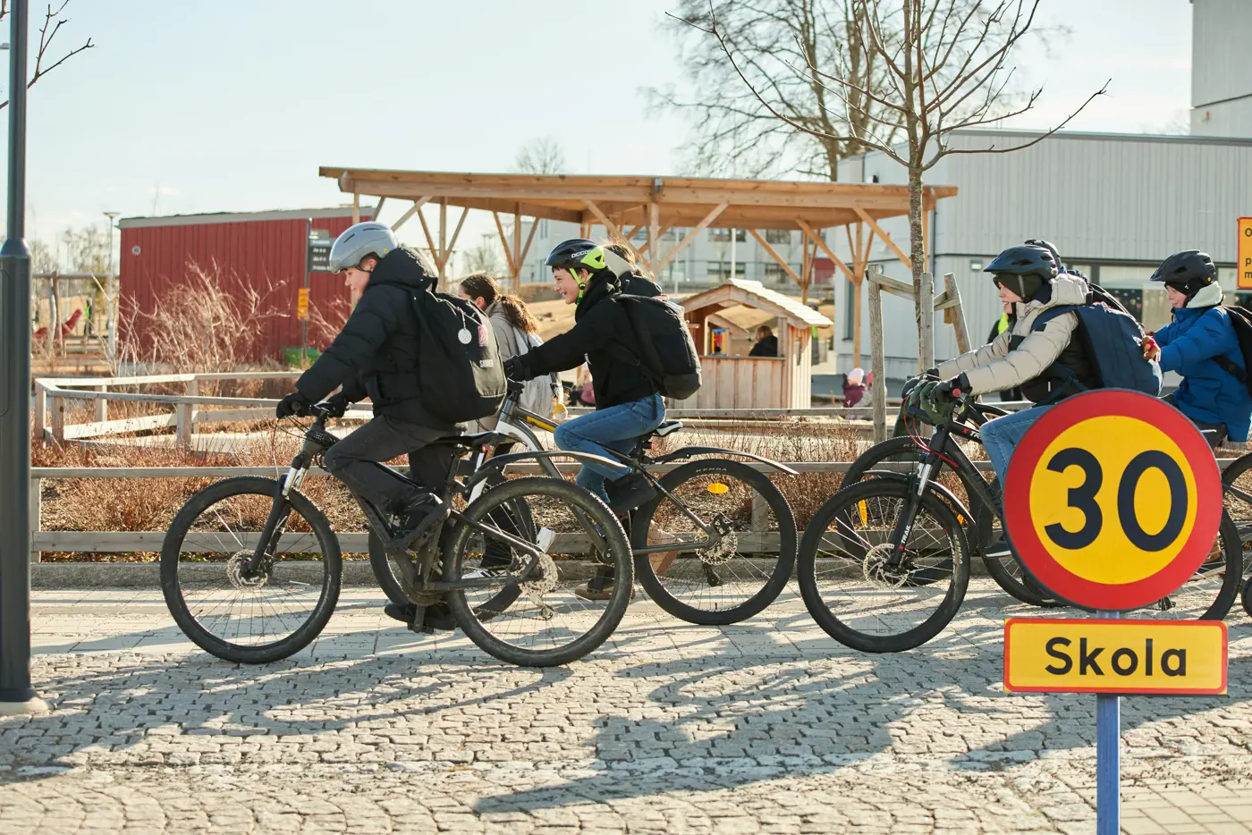 En grupp skolbarn cyklar tillsammans.