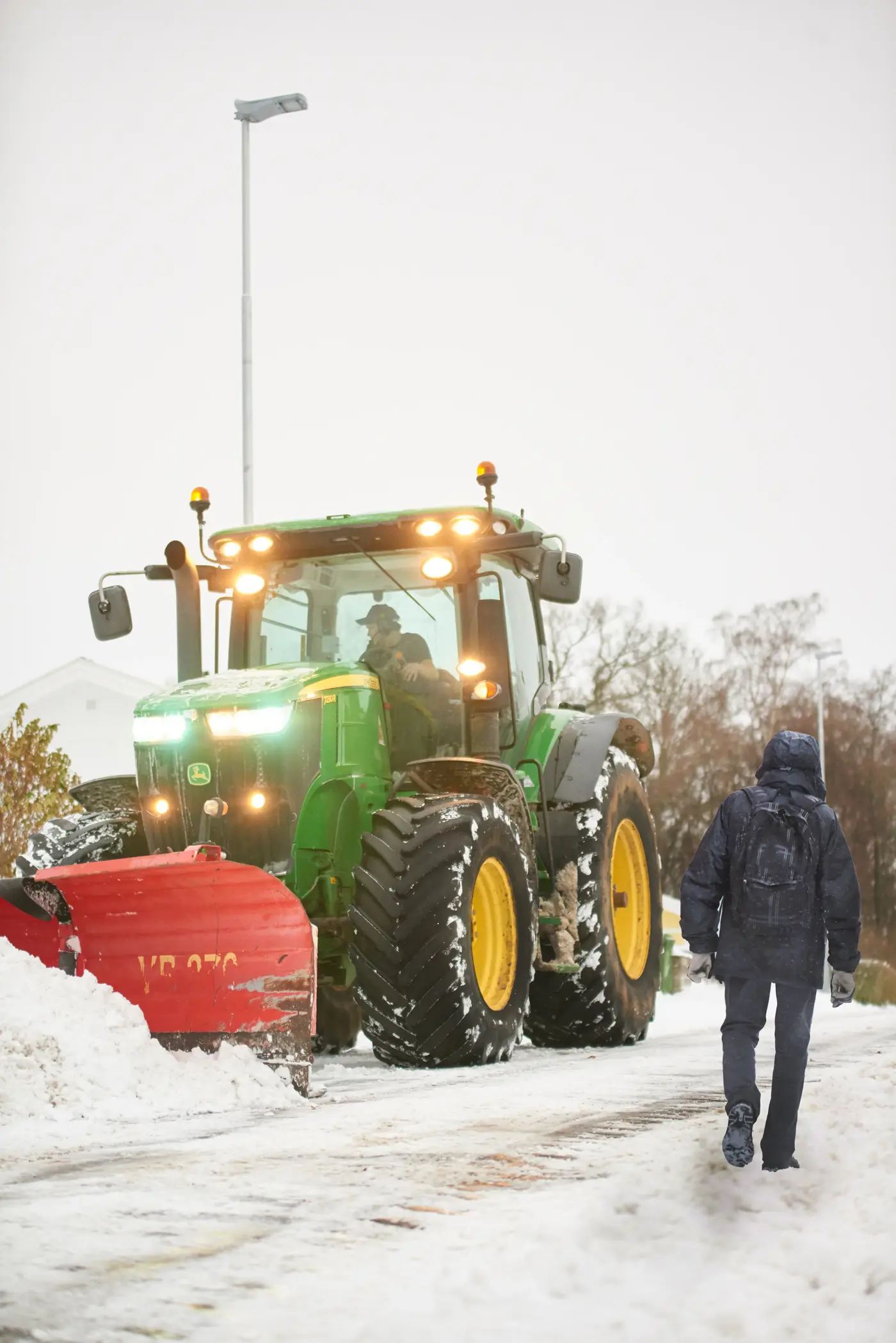 En traktor i vinterklimat som röjer snö