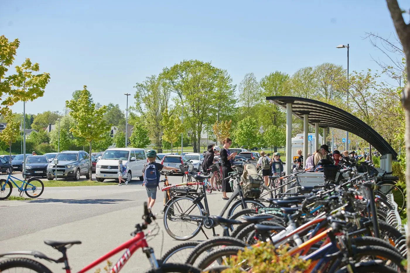Mängder av cyklar står parkerade utanför en skola