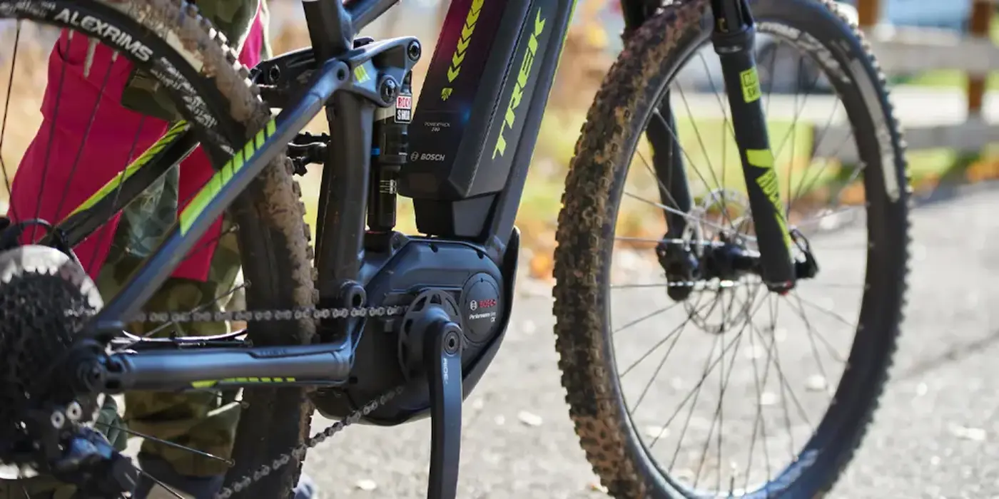 närbild på en motoriserad sportcykel