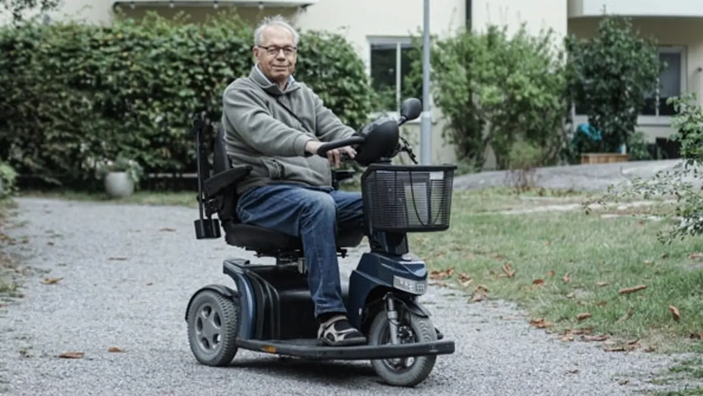 En man sitter i en elskoter