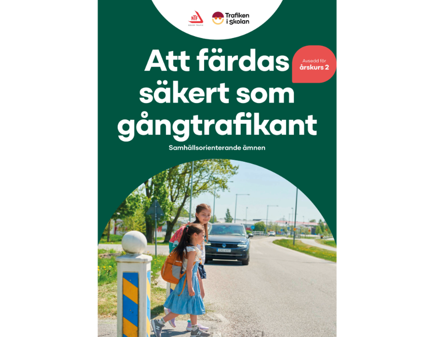 två barn går över ett övergångsställe där bilar väntar.