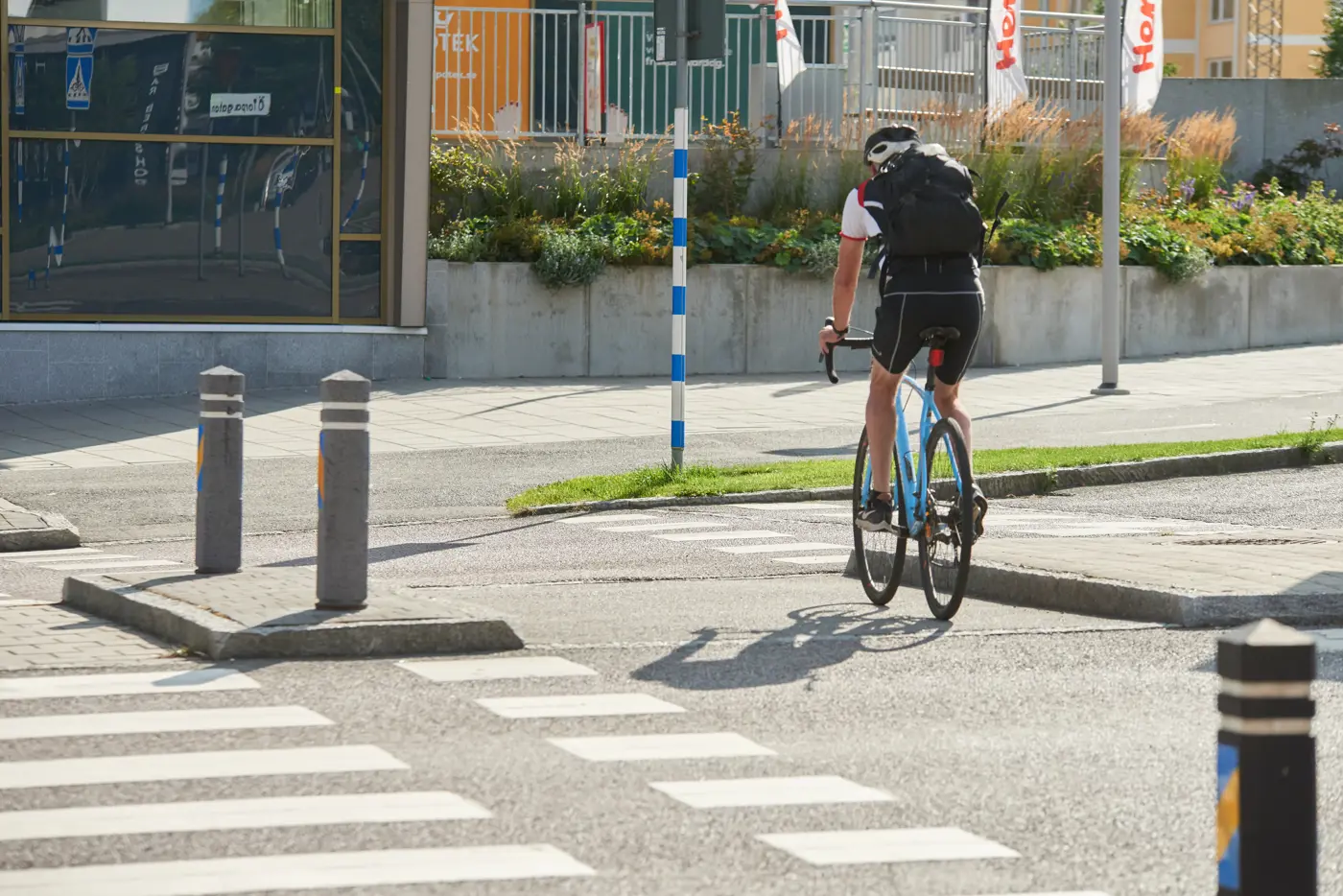 En person cyklar över en cykelpassage.