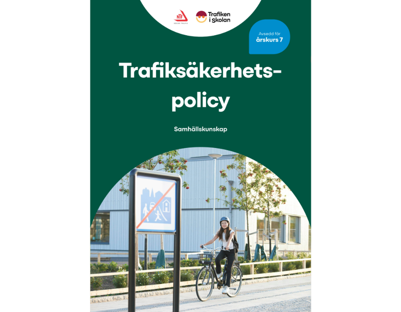 Tonåring som cyklar utanför skola.