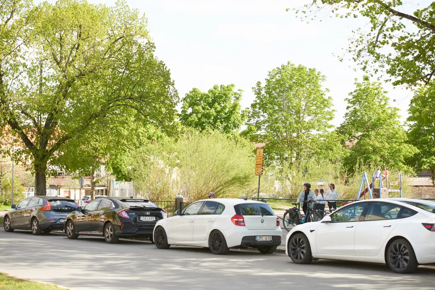 Parkerade bilar utanför en skola