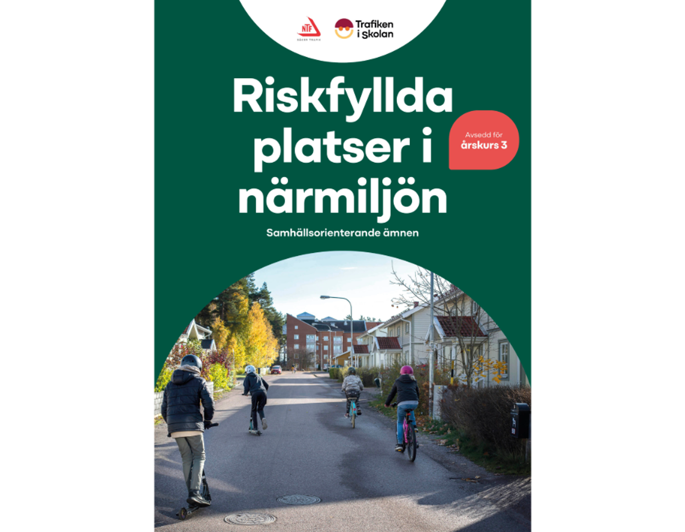 Barn som cyklar och åker sparkcykel i ett radhusområde.