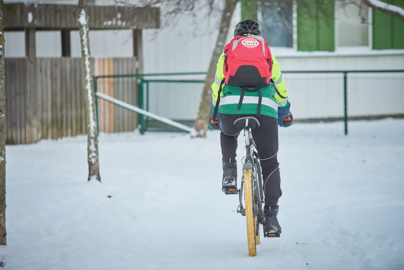 Cyklist som cyklar på snö.