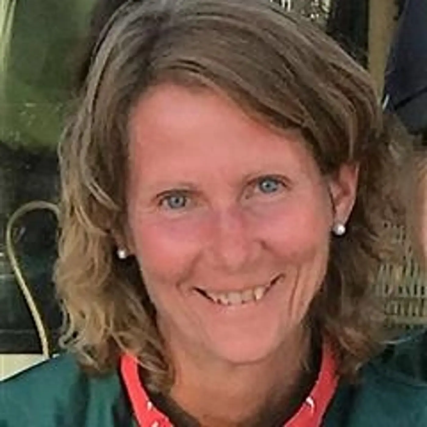 En porträttbild på en leende kvinna med axelkort hår.