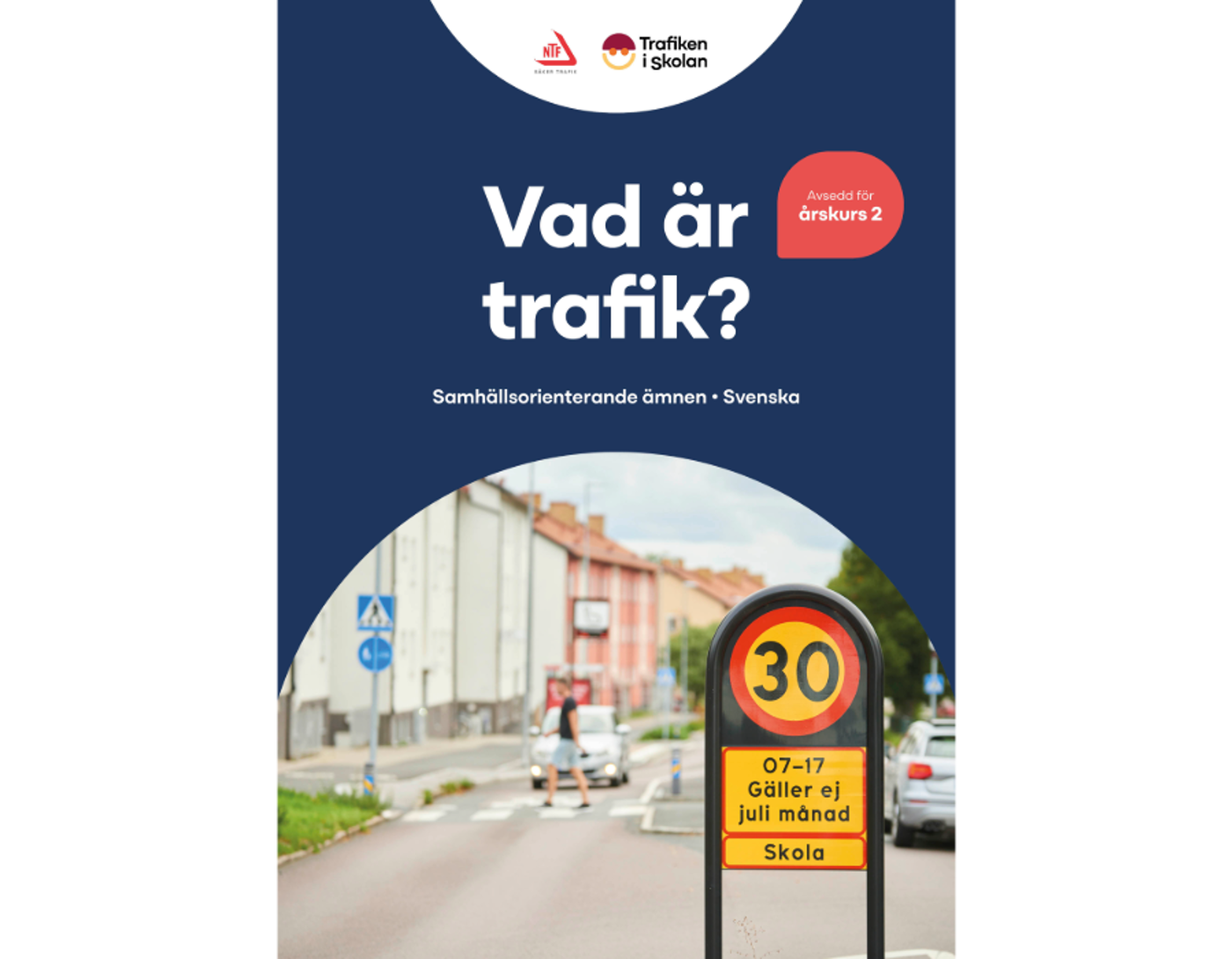 Ett vägmärke med hastighetsgränsen 30 kilometer i timmen och en tilläggsskylt med texten "07 till 17. Gäller ej juli månad. Skola".