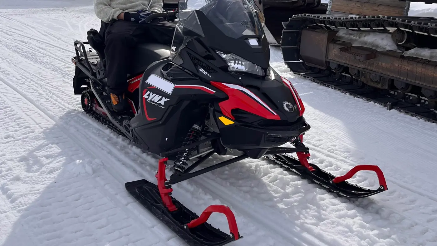 Närbild på en snöskoter.