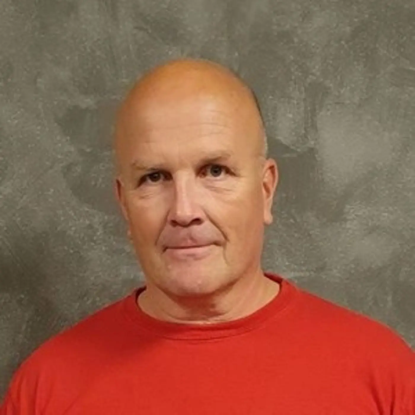 Porträttbild på en man med röd t-shirt.