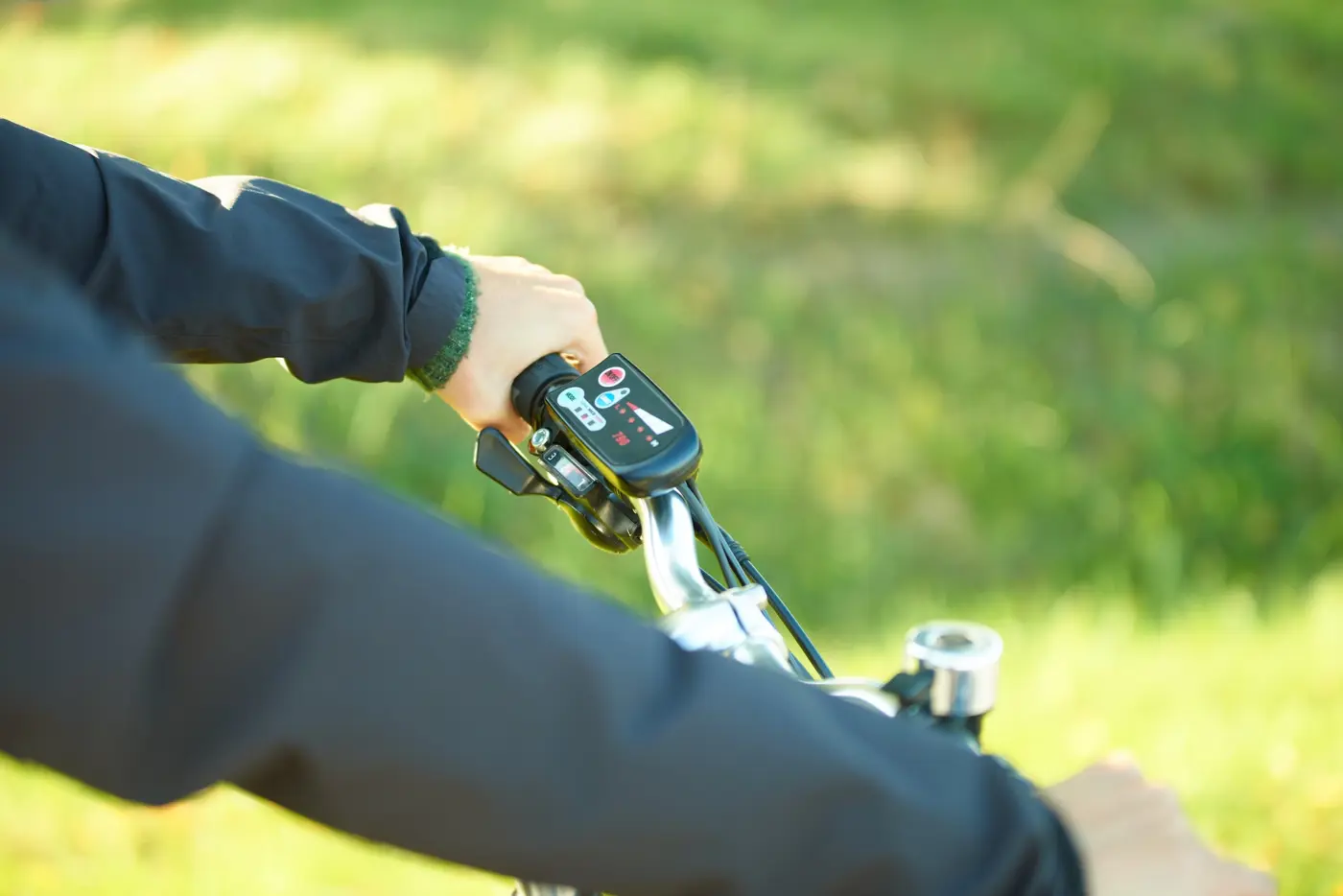 Närbild på ett styre tillhörande en elcykel.