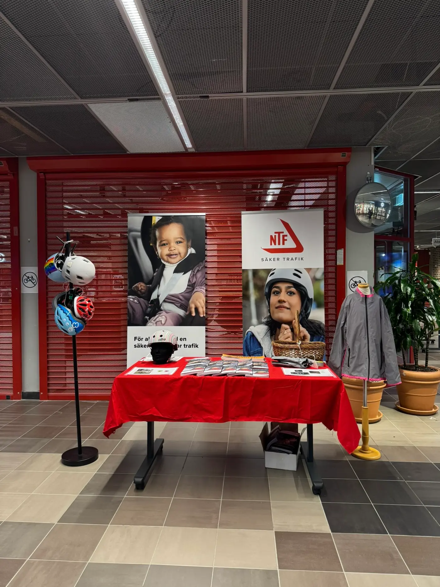 NTF:s monter med informationsmaterial om trafiksäkerhet.