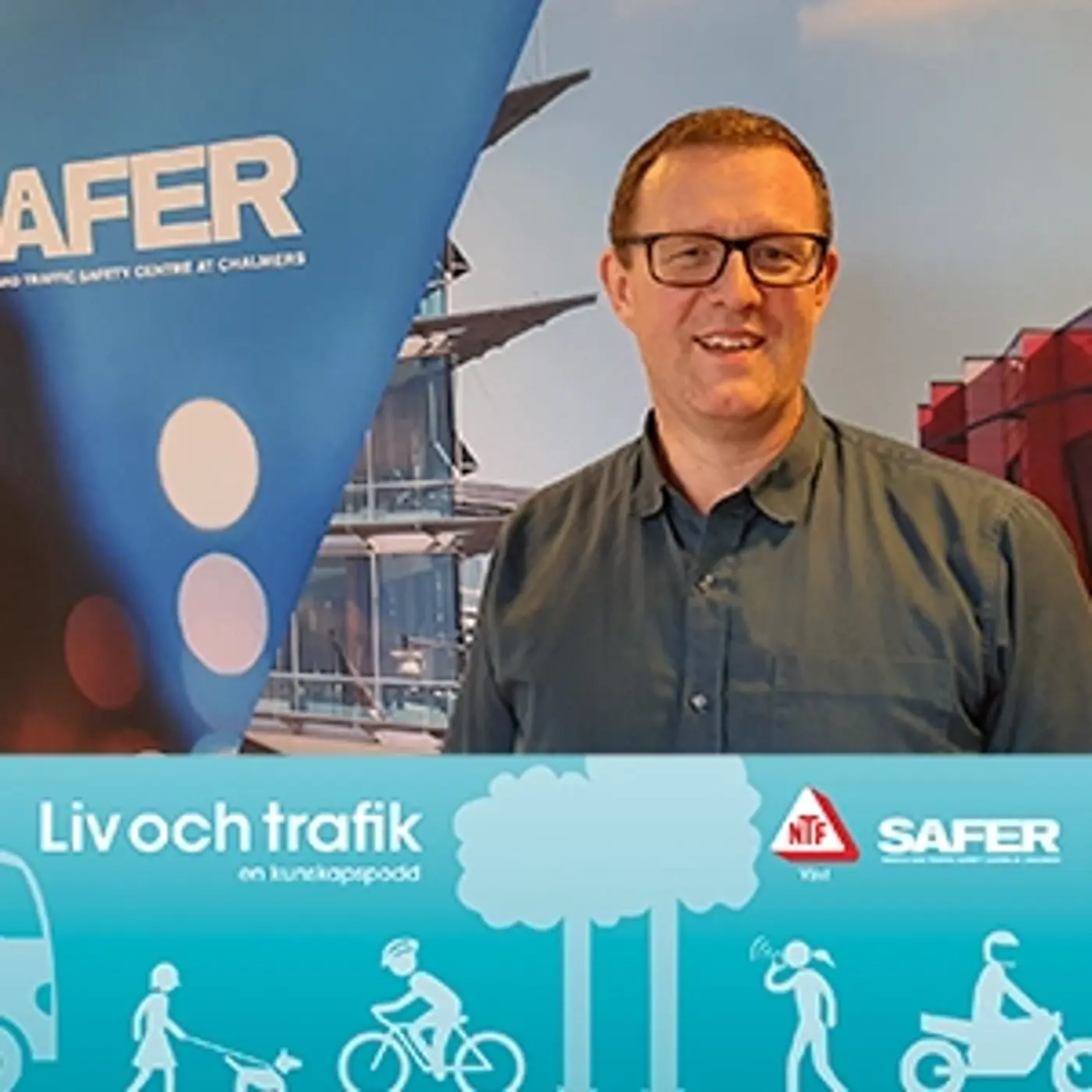 En omslagsbild till podcasten "Liv och trafik" med en porträttbild på en leende man.