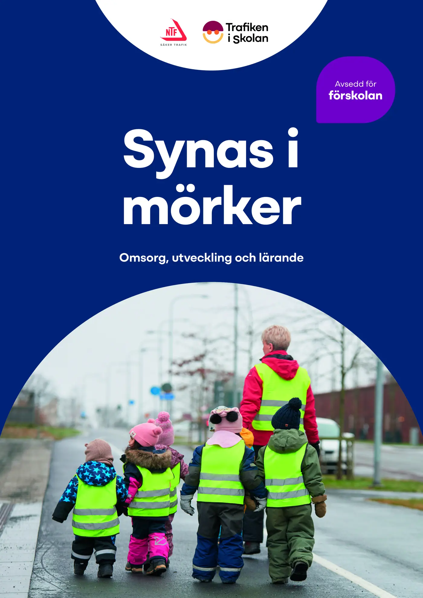 Förskolegrupp med reflexvästar.
