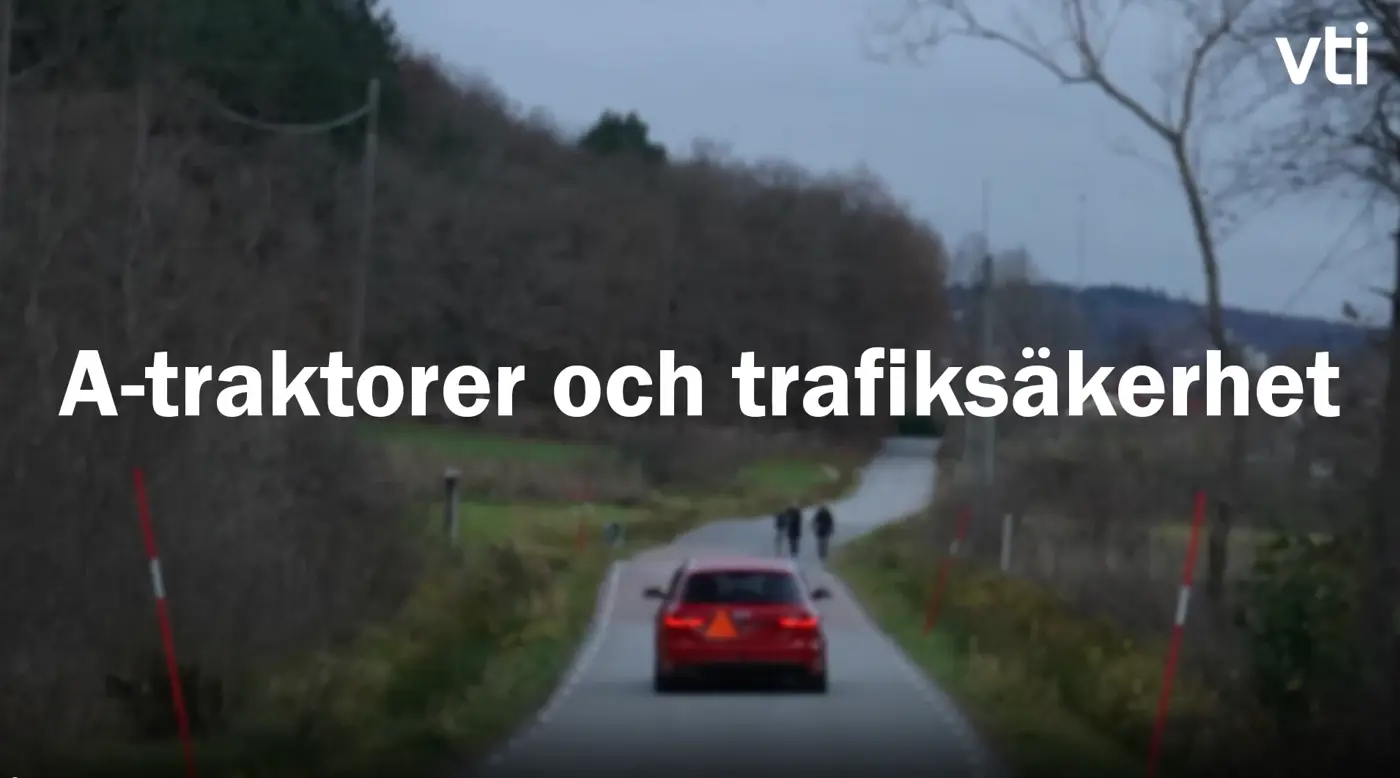 A‑traktor på landsväg.
