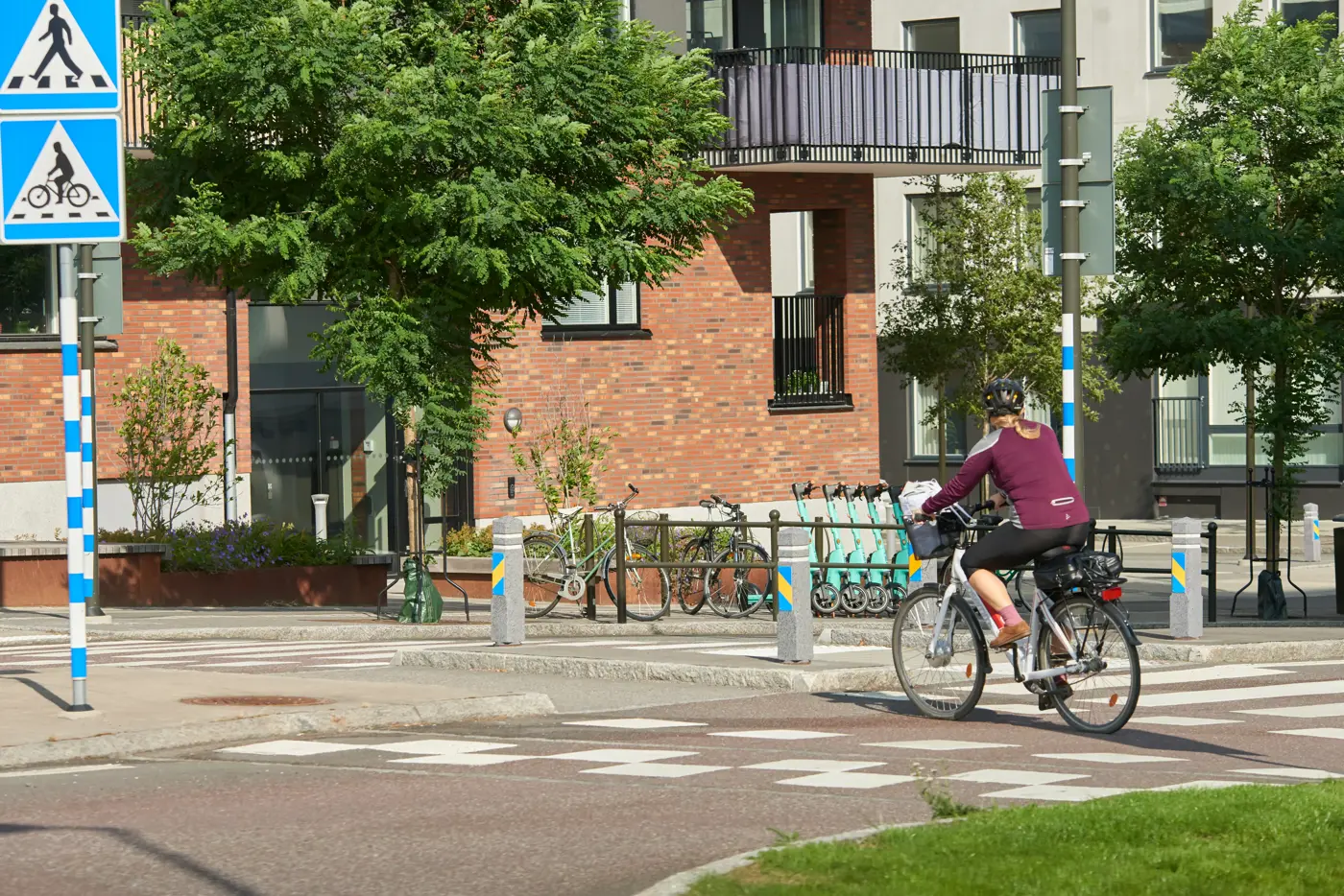 En person cyklar över en cykelpassage.