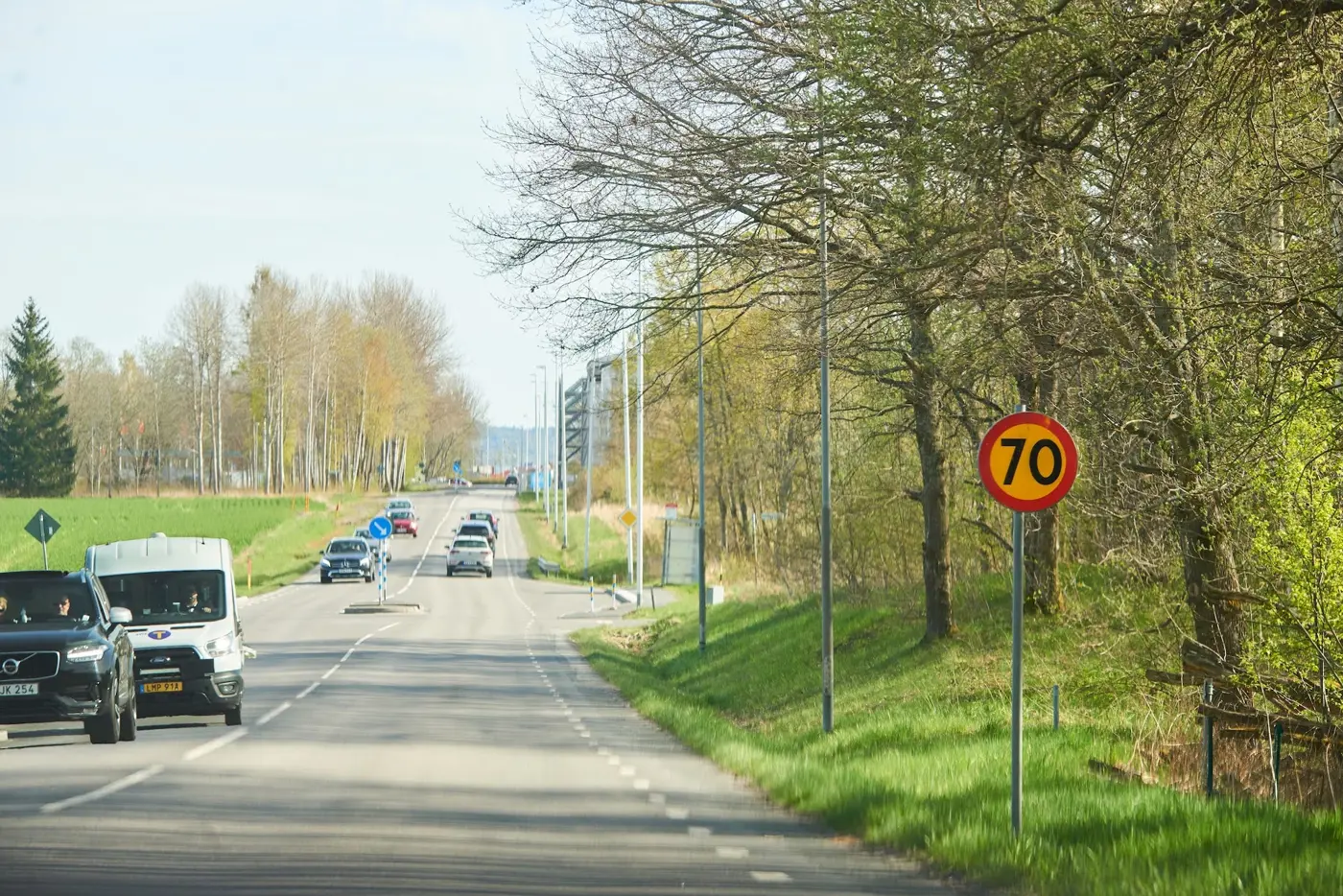 Bilar kör på en huvudled med hastighetsbegränsningen 70 kilometer i timmen.
