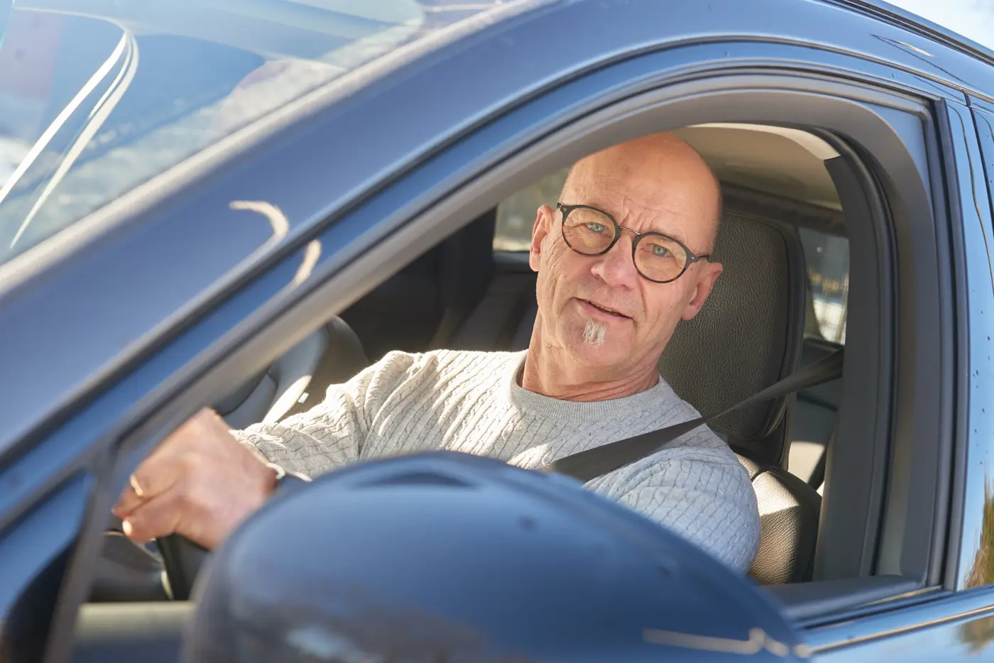En man kör bil.