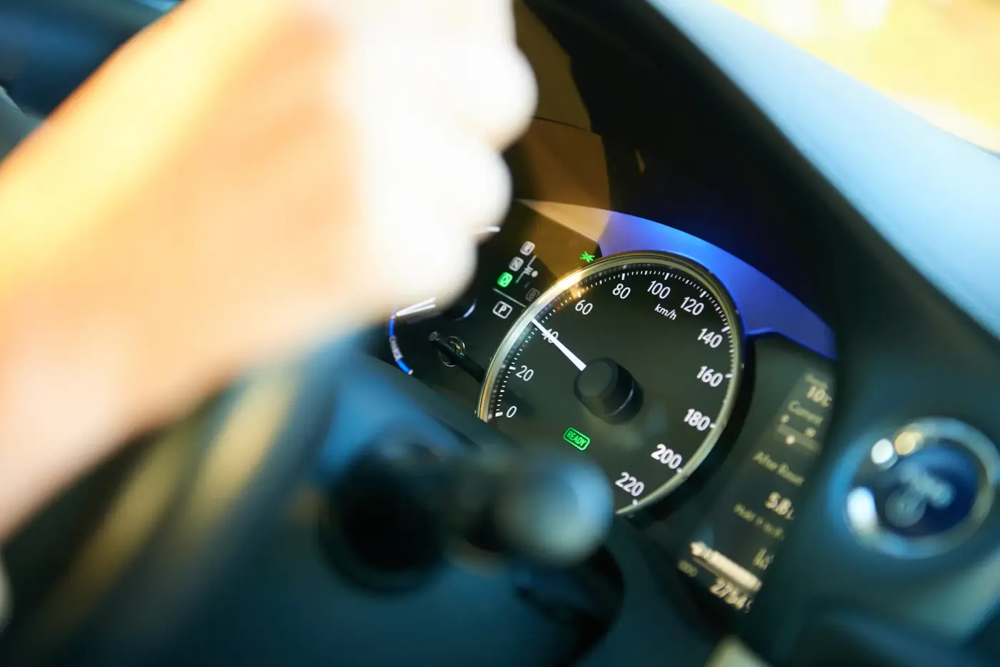 Närbild på hastighetsmätaren i en bil.