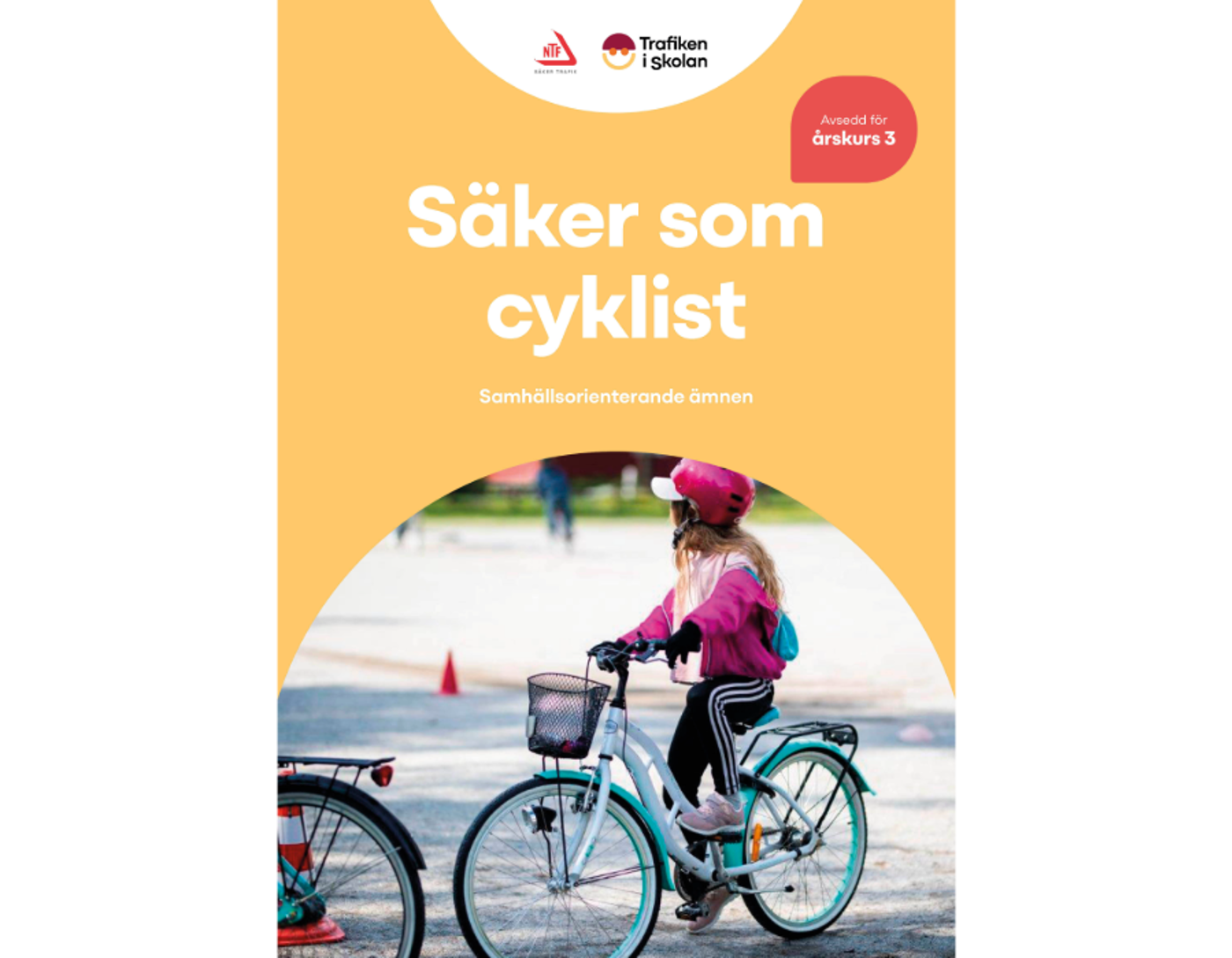 Barn som cyklar på skolgård.