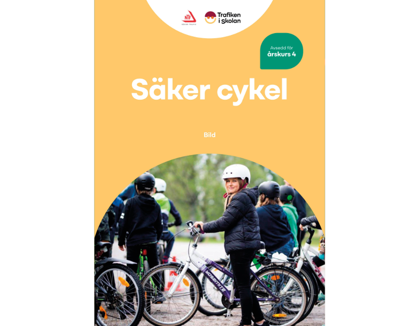 Skolbarn med cyklar på skolgård.