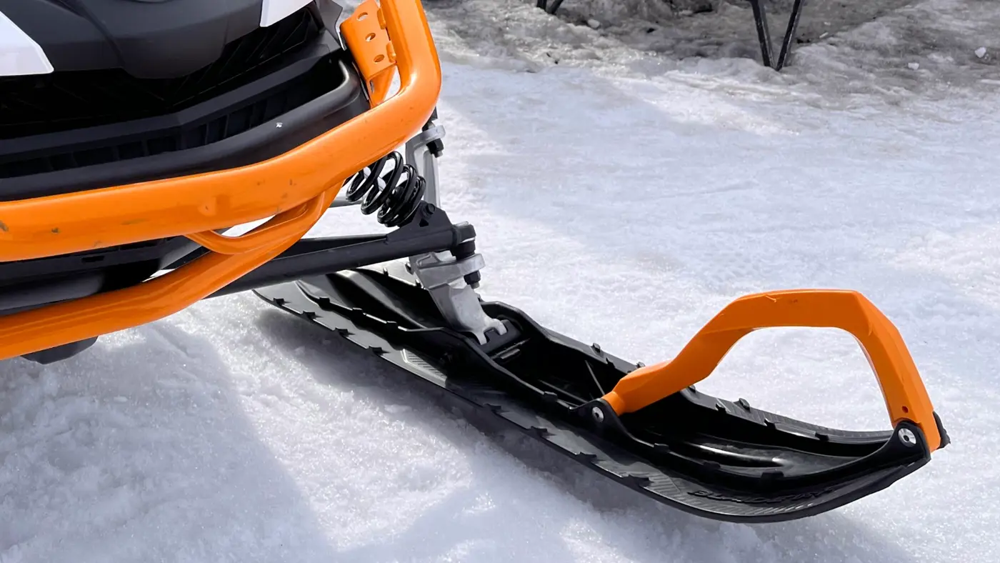 Närbild på en snöskoter.