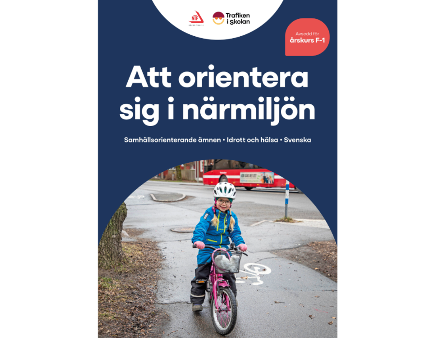 Barn cyklar på cykelbana.