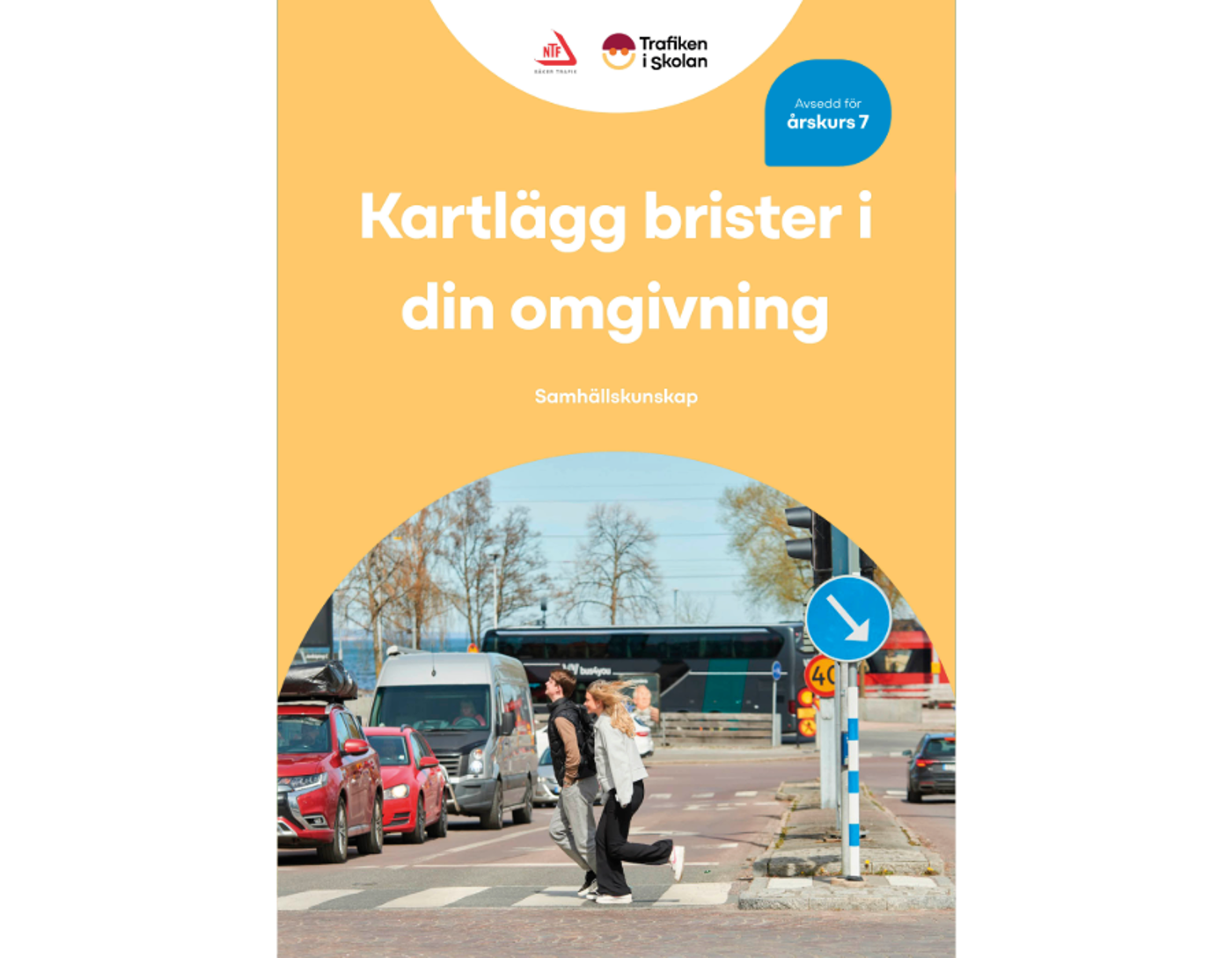 Ungdomar passerar ett övergångsställe där bilar väntar.