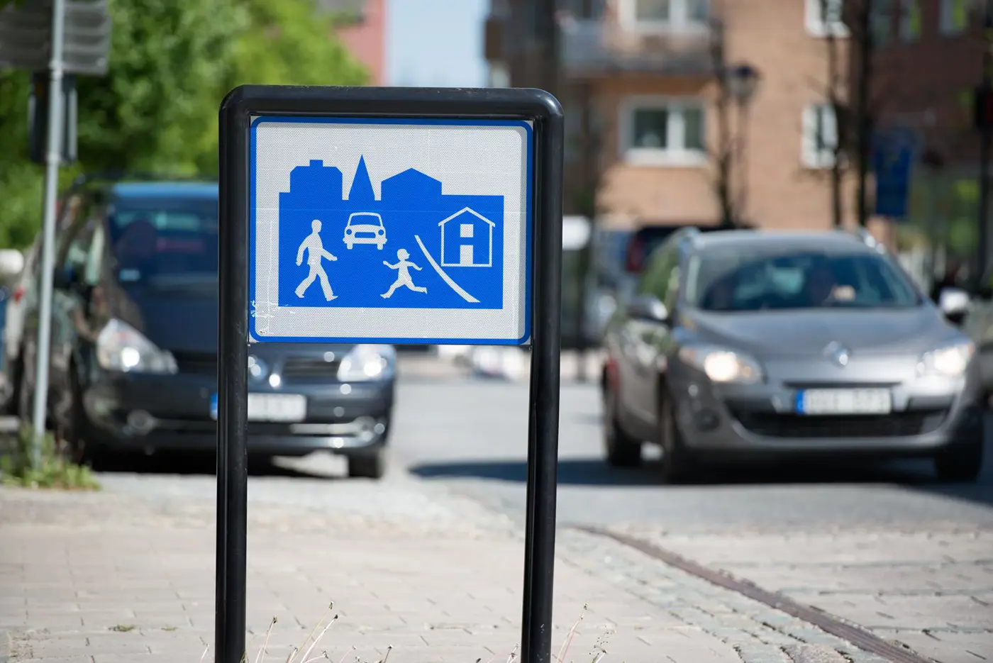 En skylt som markerar ett gångfartsområde.