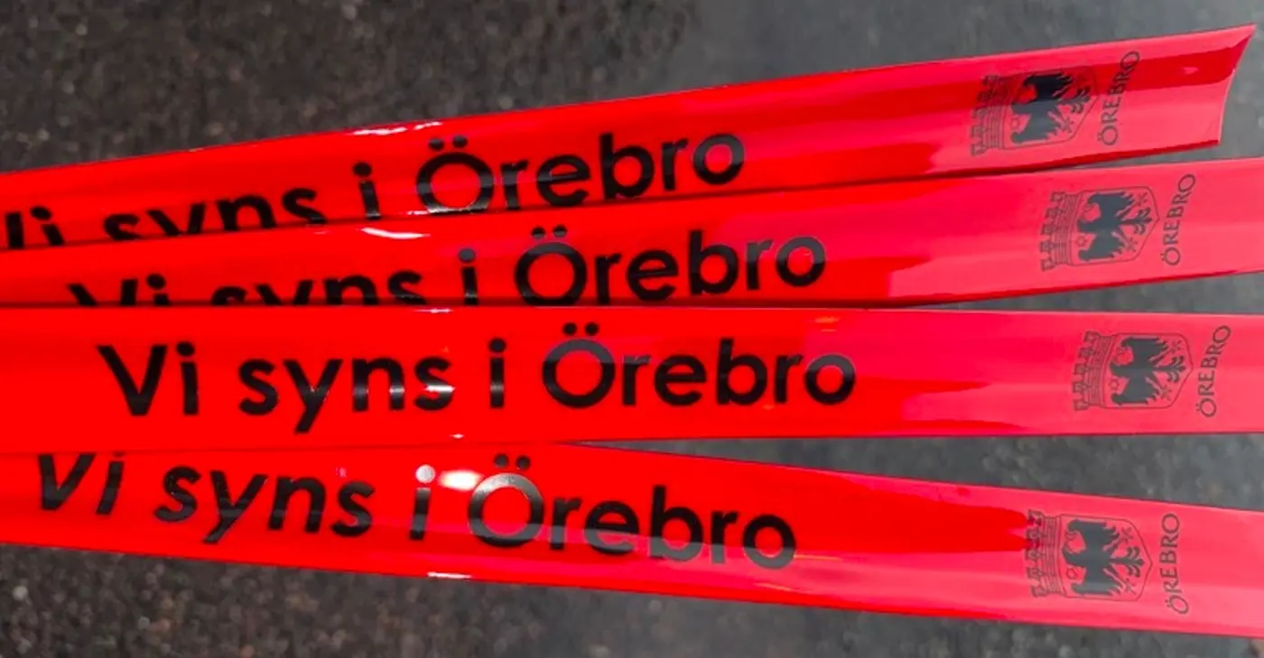 Röda reflexer med texten "Vi syns i Örebro"