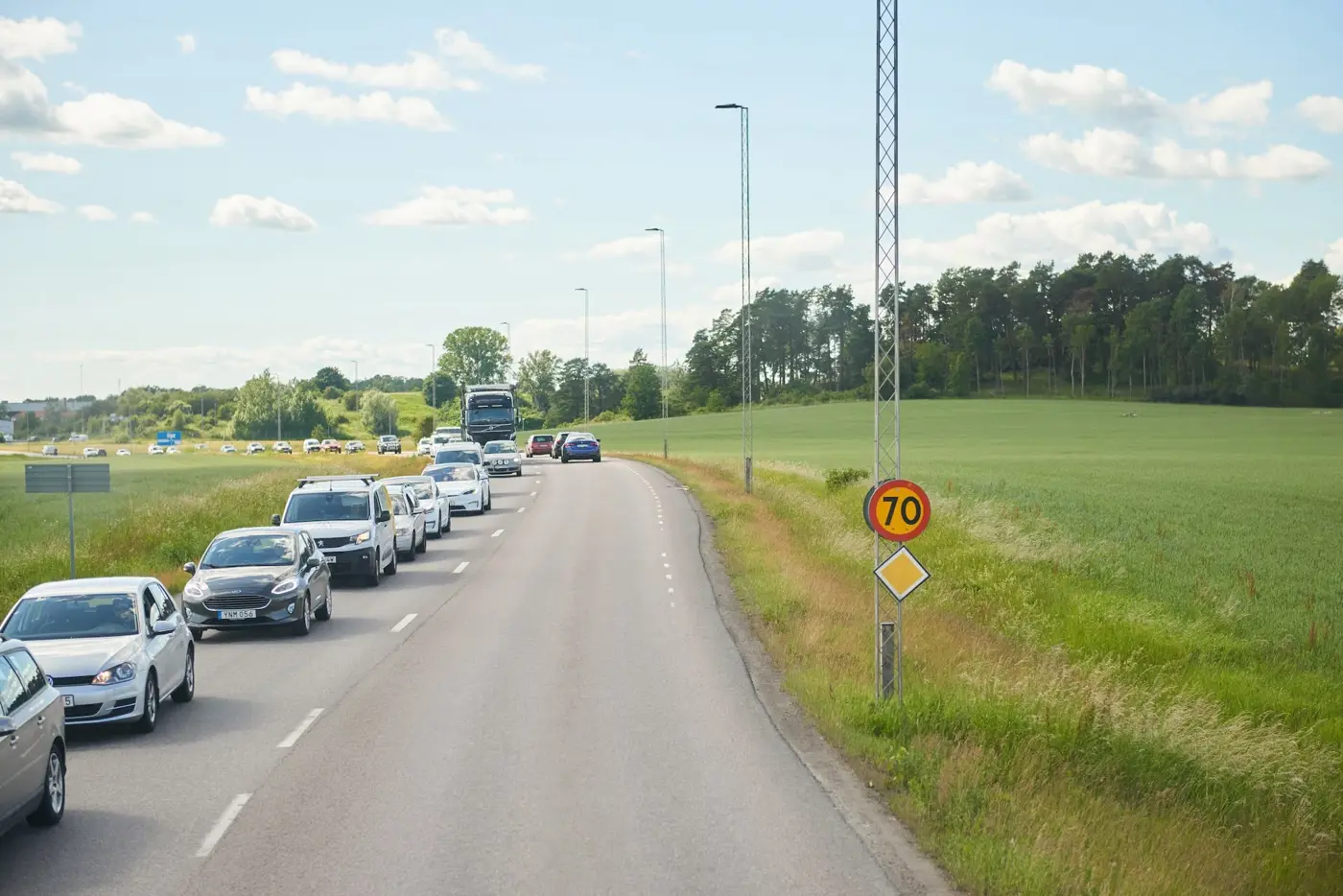 Bilar står i kö på en huvudled med hastighetsbegränsningen 70 kilometer i timmen.