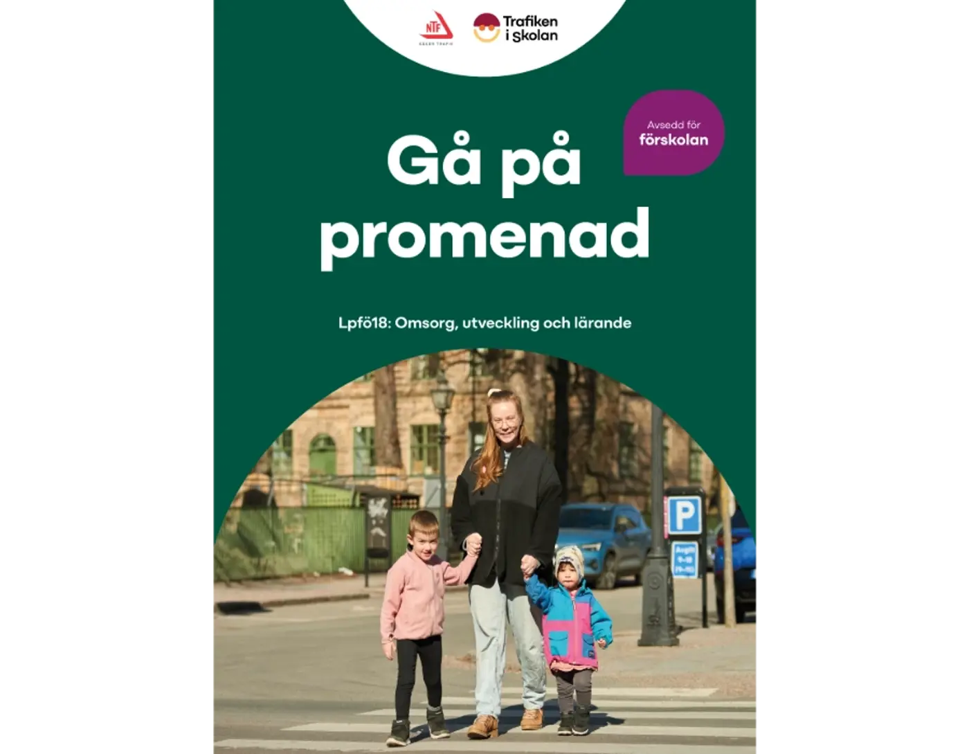 Mamma och två barn går över ett övergångsställe.