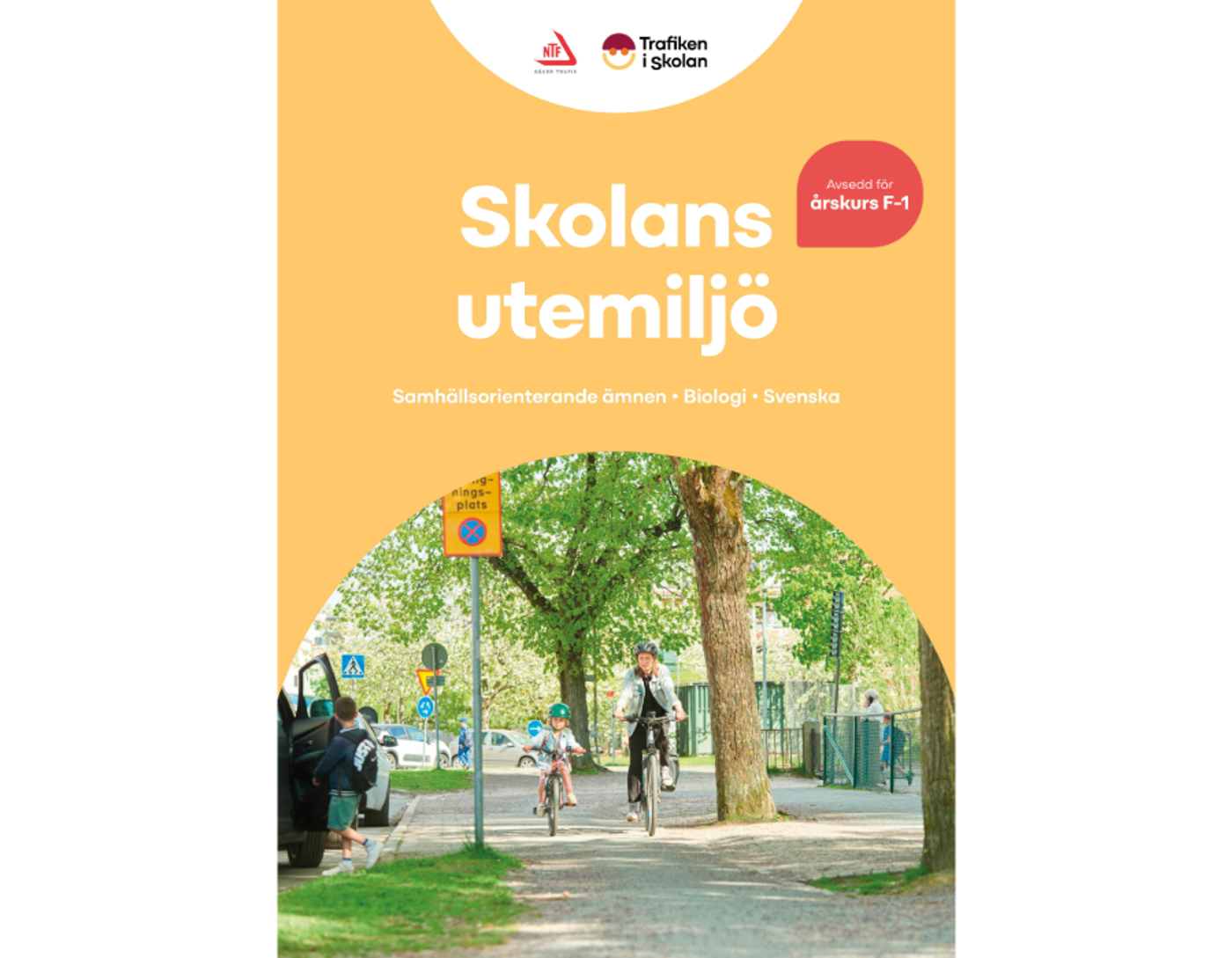 Förälder och barn cyklar på cykelbana.