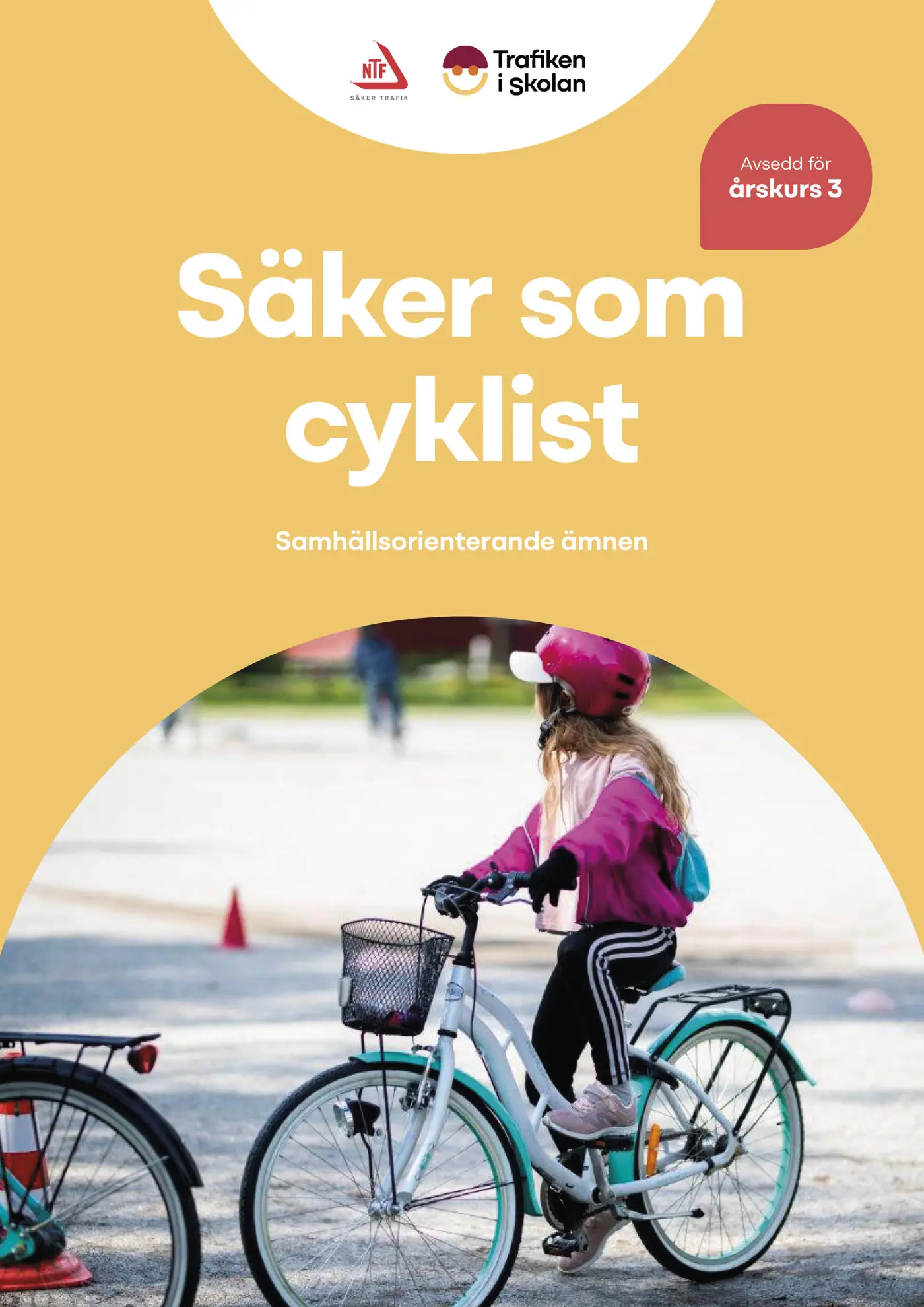 Barn som cyklar på skolgård.